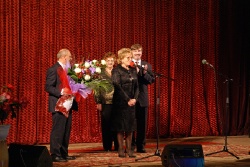 Губернатор СПб В.И. Матвиенко и председатель СПб РО ВОС А.Б. Колосов на сцене концертного зала, 2009 год