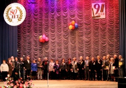Ветераны ВОС на сцене концертного зала