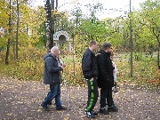 29 Экскурсия в Павловском парке, рука на плече и белая трость